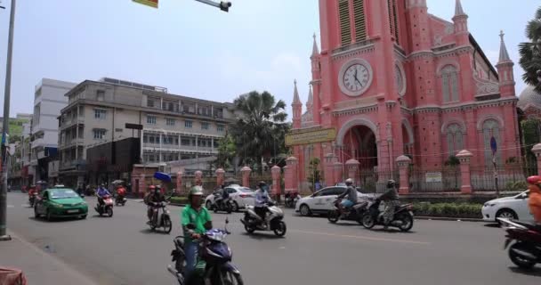 การจราจรติดขัดที่โบสถ์ Tan Dinh ในโฮจิมินห์เอียง — วีดีโอสต็อก