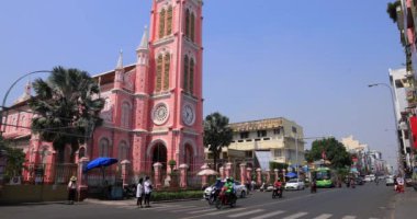 Ho Chi Minh 'deki Tan Dinh kilisesinde trafik sıkışık.