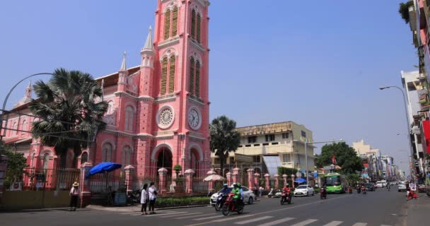 Engarrafamento na igreja de Tan Dinh em Ho Chi Minh tiro largo — Vídeo de Stock