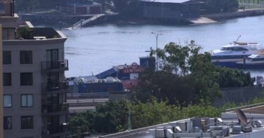 Sydney 'de nehirde hareket halindeki bir tekne.
