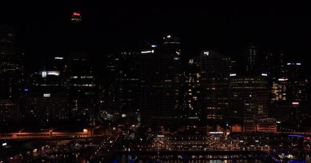シドニーのダーリング港の夜間パノラマベイエリア高角度ワイドショット — ストック動画