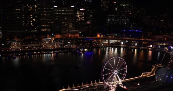 En natt panoramabayarea vid Darling Harbor i Sydney hög vinkel bred skott — Stockvideo