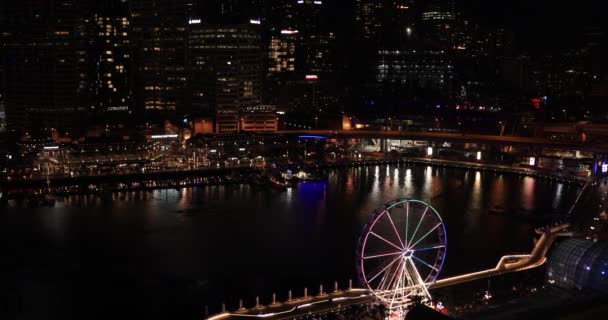 シドニーのダーリング港の夜間パノラマベイエリア高角度ワイドショット — ストック動画