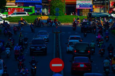 Ho Chi Minh 'in kalabalık kasabasında trafik sıkışık.