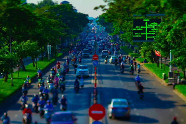 Egy kis dugó a forgalmas városban Ho Chi Minh tilshift-ben. — Stock Fotó