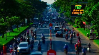 Ho Chi Minh 'in yoğun kasabasında minyatür trafik sıkışıklığı zamanı.