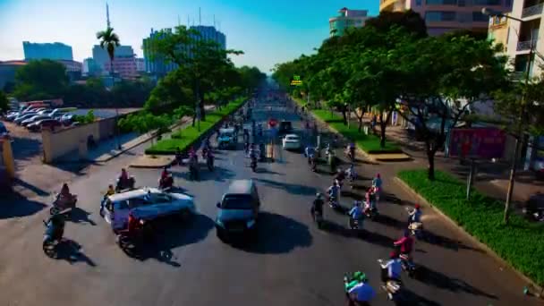 Včas dopravní zácpa v rušném městě v Ho Chi Minh široký záběr náklon — Stock video