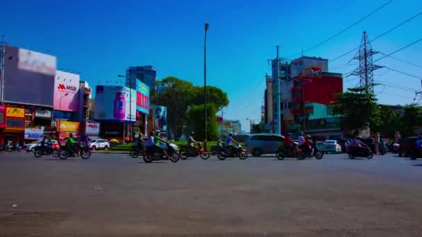 Timelapse korku w ruchliwym mieście w Ho Chi Minh szerokim strzale tilt — Wideo stockowe