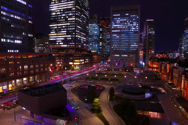 Un paysage urbain panoramique à la ville urbaine devant la gare de Tokyo — Photo