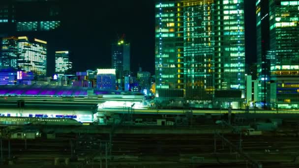 Un timelapse de paisaje urbano en la ciudad urbana frente a la estación de Tokio zoom — Vídeo de stock