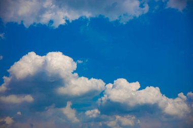 Mavi gökyüzünde beyaz bir bulut.