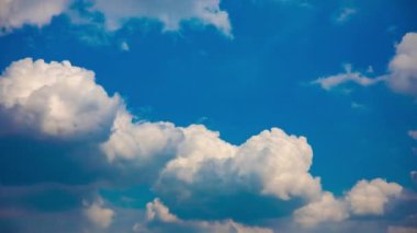 Mavi gökyüzündeki bulutun zaman çizelgesi.