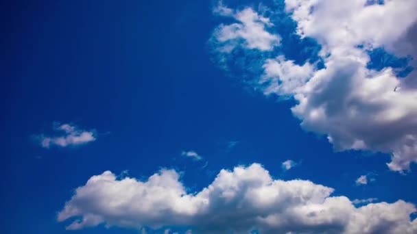 Хронология облака в голубом небе. — стоковое видео