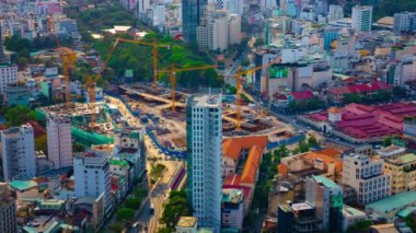 Ho Chi Minh yüksek açılı işlek kasabada trafik sıkışıklığı zamanı.