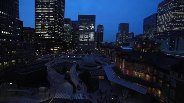 Tokyo istasyonunun önündeki şehir merkezinde geniş açılı panoramik bir manzara. — Stok video