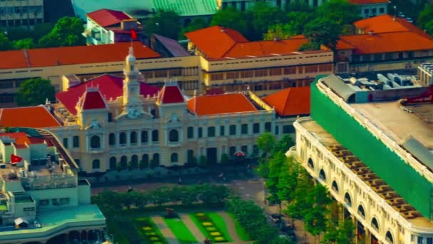 Uma cronologia do engarrafamento no escritório do comitê de povos de Ho Chi Minh Edifício grande ângulo tiro longo panning — Vídeo de Stock
