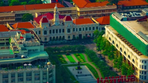 Een tijdspanne van de file bij Ho Chi Minh Peoples Committee Office Building hoge hoek lange schot zoom — Stockvideo