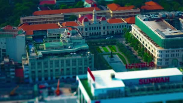 A miniatűr forgalmi dugó időeltolódása a Ho Chi Minh Népi Bizottság irodájában Magas szögű titlshift panning épület — Stock videók