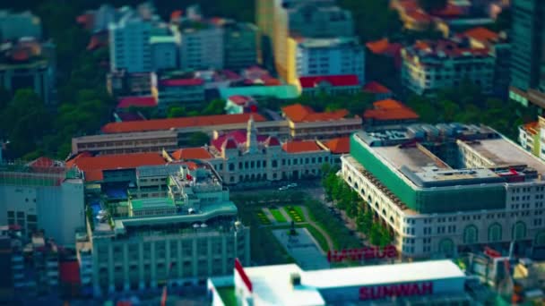 A miniatűr forgalmi dugó időeltolódása a Ho Chi Minh Népi Bizottság irodájában Magas szögű titlshift billenés — Stock videók