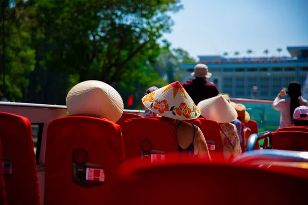 Turistas vestindo chapéu vietnamita no telhado superior do ônibus de dois andares em Ho Chi Minh — Fotografia de Stock