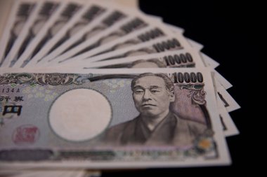 Japon para birimi 100.000 yen. Siyah arka plan kapağında zarf var.