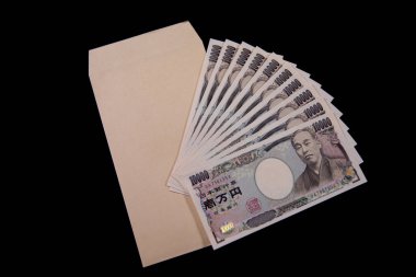 Japon para birimi 100,000 yen ve siyah arkaplanda zarf.
