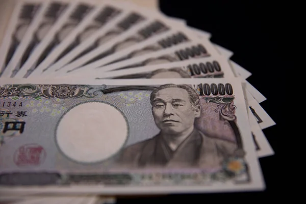 Monnaie japonaise 100,000 yen avec enveloppe sur le fond noir gros plan — Photo