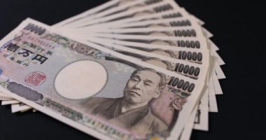 Japon para birimi siyah arkaplan üzerinde 100,000 yen