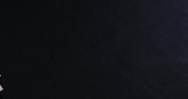 Japon para birimi siyah arkaplan üzerinde 100,000 yen