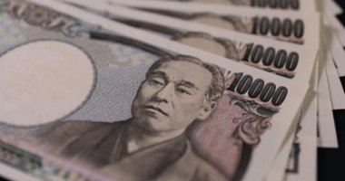 Japon para birimi siyah arkaplan üzerinde 100,000 yen