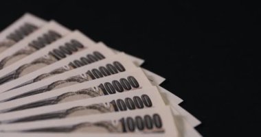 Japon para birimi siyah zemin eğiminde 100,000 yen.