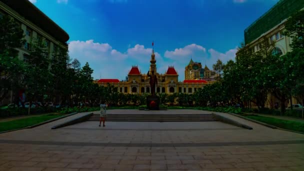 Een timelapse van de stad landschap op Nguyen Hue straat in Ho Chi Minh wijd schot kantelen — Stockvideo