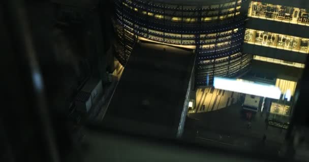 Un paisaje urbano nocturno desde el ascensor que cae en la ciudad urbana de Tokio ángulo alto — Vídeo de stock