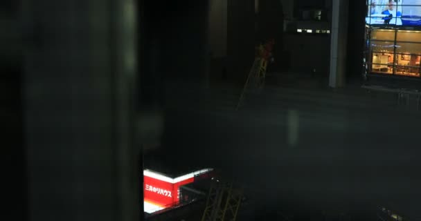 Un paisaje urbano nocturno desde el ascensor que cae en la ciudad urbana de Tokio ángulo alto — Vídeo de stock