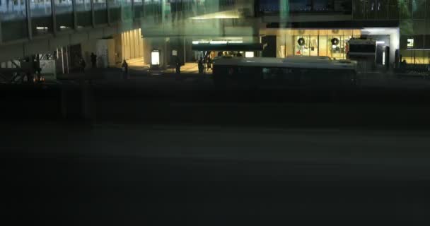 Un paysage urbain nocturne depuis l'ascenseur ascendant de la ville urbaine de Tokyo — Video