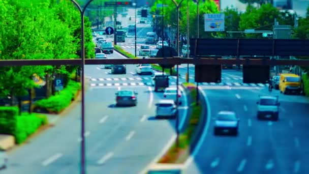 En timelapse av miniatyr city street på Yasukuni avenyn i Tokyo dagtid panorering — Stockvideo