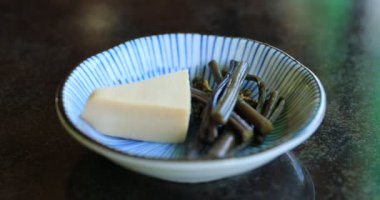 Öğle yemeğinde Japon yemeğinin üstünde aperatif peyniri.