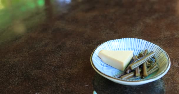손에 들고 점심 식사를 할 때 일본 음식에 들어 있는 식욕을 돋우는 치즈 — 비디오