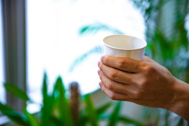 Ofiste sol elle bir fincan çay.