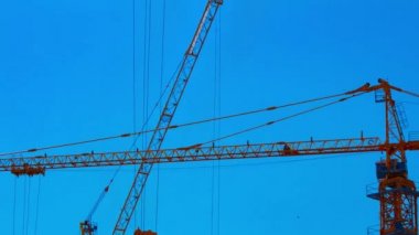 Ho Chi Minh Vietnam 'daki hareket halindeki vinçlerin yakın plan çekimleri.