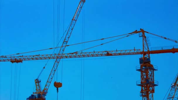 Un timelapse de grúas en movimiento en la construcción en Ho Chi Minh Vietnam primer plano tilt — Vídeo de stock