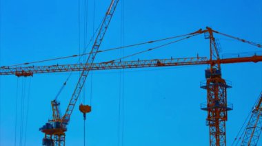 Ho Chi Minh Vietnam 'daki hareket halindeki vinçlerin yakın çekim eğiminin zamanı.