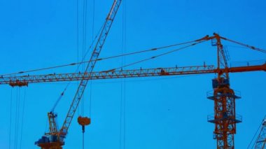 Ho Chi Minh 'deki hareket halindeki vinçlerin yakınlaştırma zamanı.