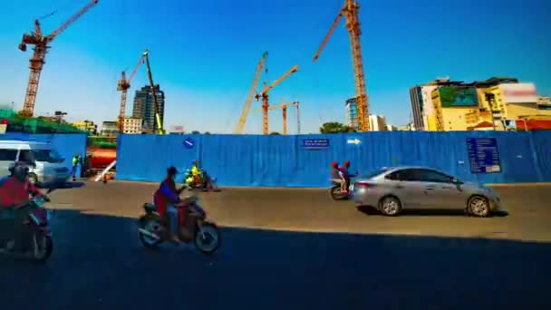 Az időeltolódás daruk a folyamatban lévő építési Ho Chi Minh-szerte lövés panning — Stock videók