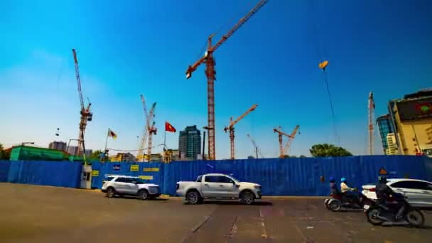 Un timelapse de grúas en movimiento en la construcción en Ho Chi Minh panorámica de tiro ancho — Vídeos de Stock