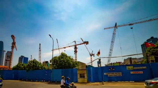 Un timelapse de grúas en movimiento en la construcción en Ho Chi Minh panorámica de tiro ancho — Vídeo de stock