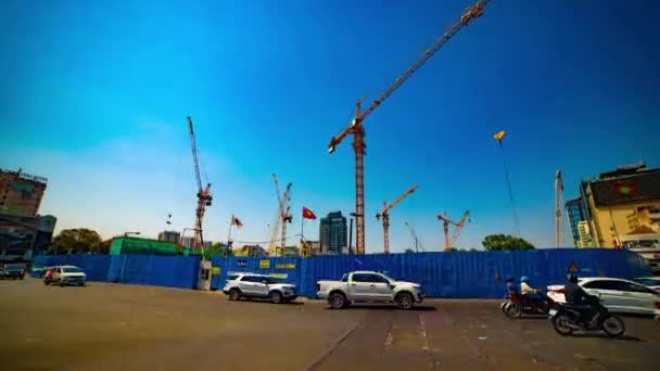 Un timelapse de grúas en movimiento en la construcción en Ho Chi Minh amplia inclinación tiro — Vídeos de Stock