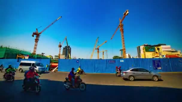 Ένα timelapse των κινούμενων γερανών στο υπό κατασκευή στο Ho Chi Minh ευρεία κλίση shot — Αρχείο Βίντεο