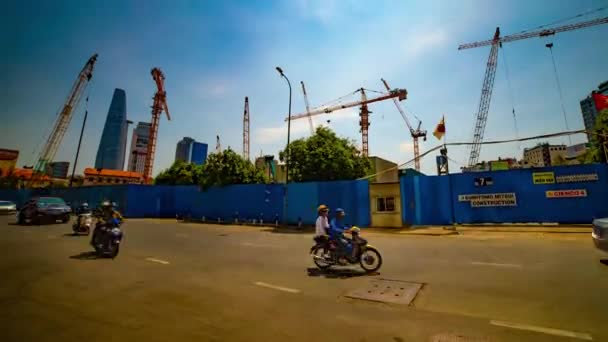 En timelapse av rörliga kranar under konstruktion i Ho Chi Minh bred skott lutning — Stockvideo