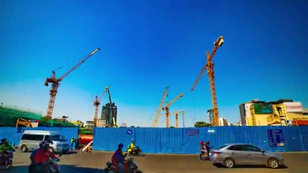 En timelapse av rörliga kranar på den under uppbyggnad i Ho Chi Minh bred skott zoom — Stockvideo